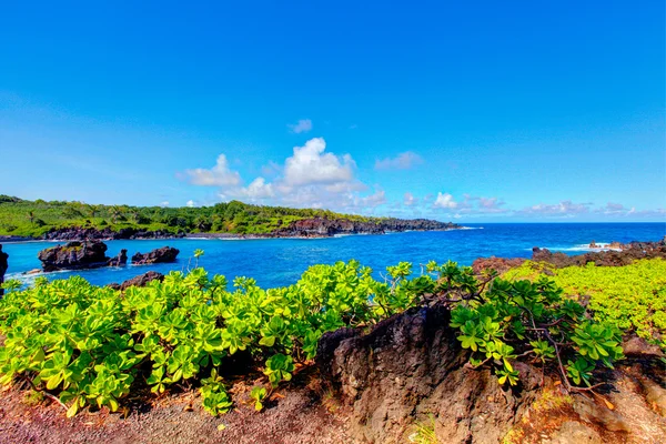 Hullámok feltörése a sziklák a napsütésben. Maui, Hawaii — Stock Fotó