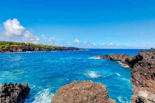 Czarna lawa skały plaża, droga do Hana, Maui. — Zdjęcie stockowe