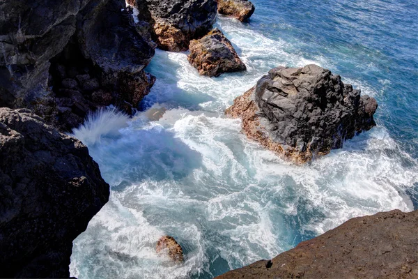 Schwarzer Lavafelsen-Strand, Straße nach hana, maui. — Stockfoto