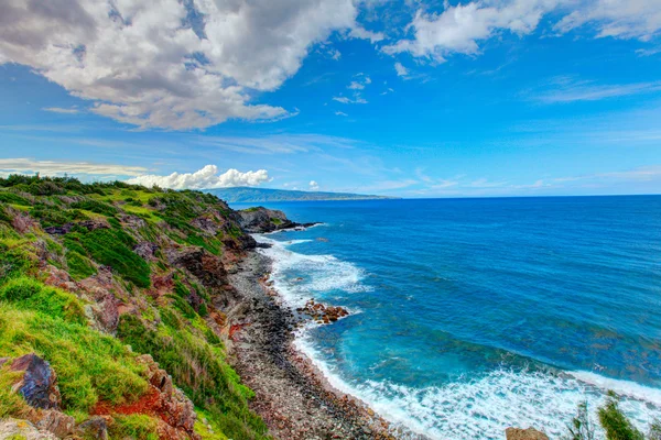 Onde che si infrangono sulle rocce in una giornata di sole . — Foto Stock