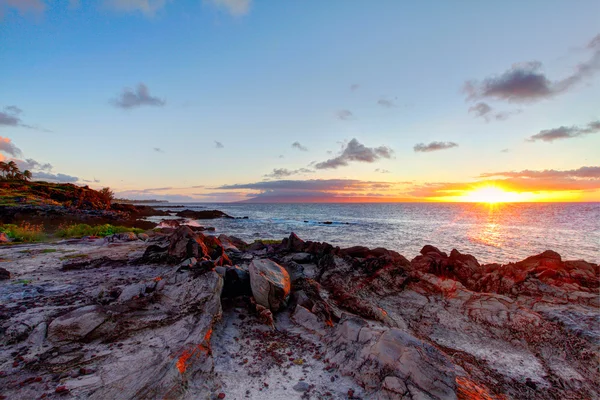 Isola Maui linea di costa tropicale scogliera con oceano . — Foto Stock