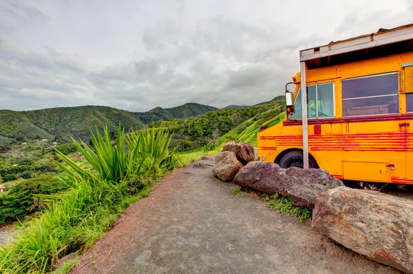 Old yellow school bus. Road to Hana, Maui, Hawaii — Stock Photo, Image