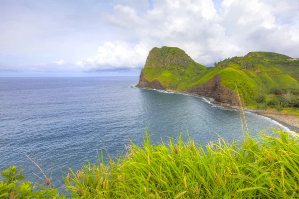 Island Maui tropical cliff coast line with ocean. — Stock Photo, Image
