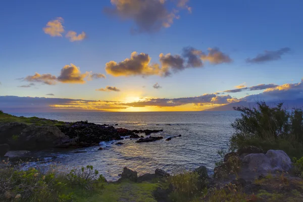 Insel Maui tropische Klippe Küstenlinie mit Ozean. — Stockfoto