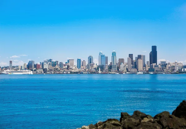 Seattle waterfront Pier 55 and 54. Downtown view — Stock Photo, Image