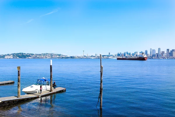 Seattle, WA - 23 marzo 2011: Lungomare di Seattle vicino all'acquario con marina e barche . — Foto Stock