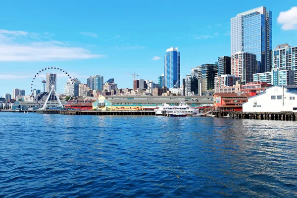 Seattle, United States - March 23, 2011: Seattle waterfront Pier 55 and 54. Downtown view from ferry. — Stock Photo, Image