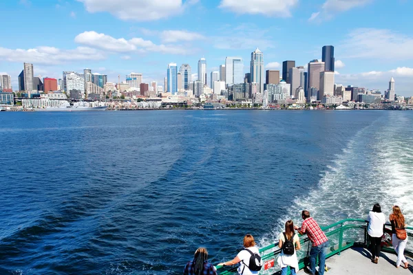 Seattle, WA - March 23, 2011: Seattle waterfront Pier 55 and 54. Downtown view from ferry. — Stock Photo, Image