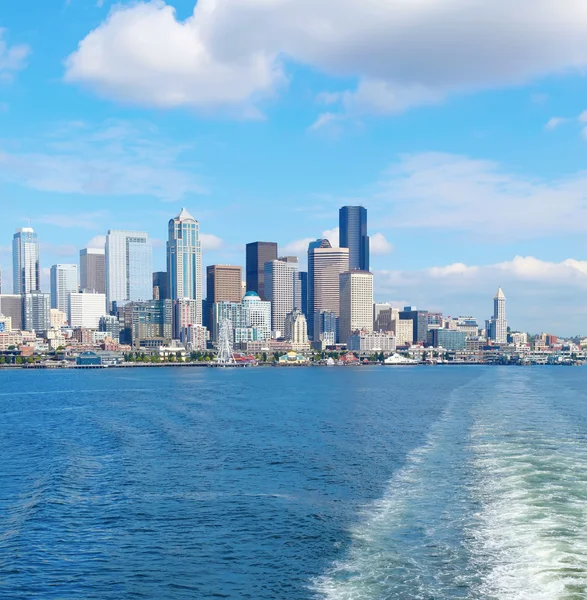 Seattle, WA - 23 de marzo de 2011: Seattle waterfront Pier 55 y 54. Vistas al centro desde ferry . —  Fotos de Stock