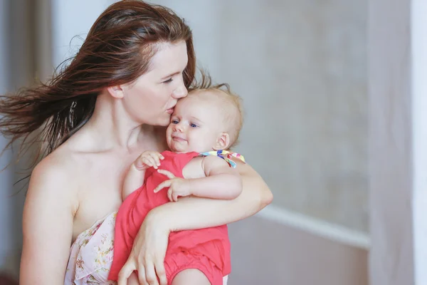 Portret van jonge vrouw met haar baby meisje. — Stockfoto