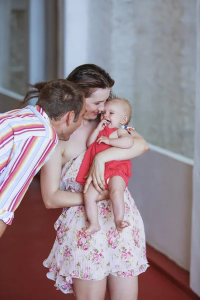 아름다운 신생아 딸과 행복한 젊은 가족 커플 야외. — 스톡 사진