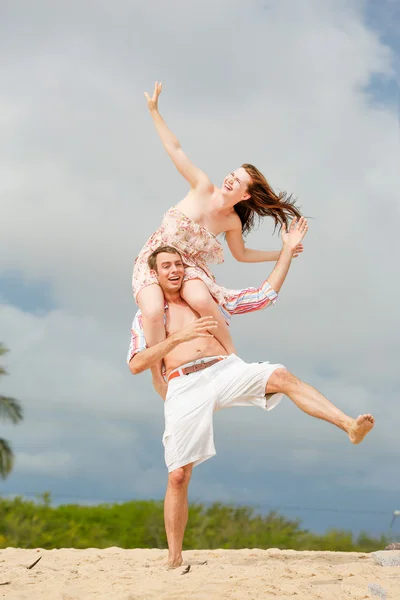 Pareja feliz caminando por la playa. mantener el equilibrio — Foto de Stock