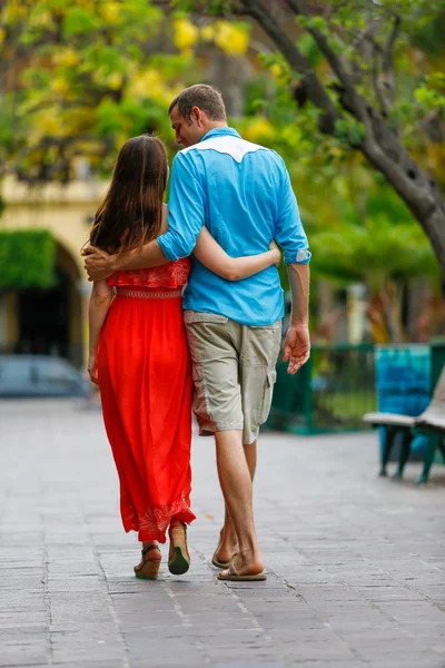 Amare coppia che cammina e si tiene per mano — Foto Stock