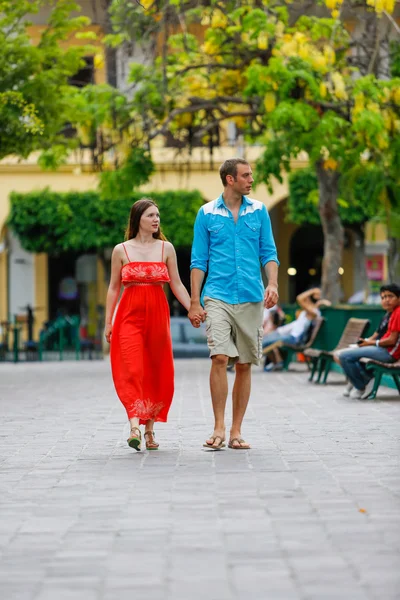 Liefdevolle paar wandelen en handen vasthouden — Stockfoto