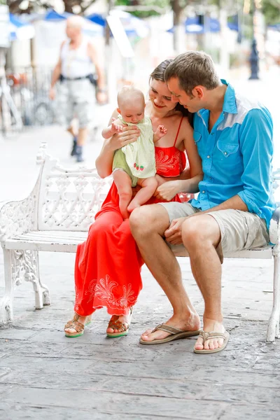 Couple aimant assis sur un banc blanc vintage en plein air — Photo