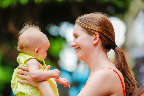 Portrait of Beautiful Mother And Baby outdoors. — Stock Photo, Image