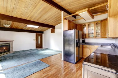 Şömine ve parke zemin ile boş oturma odası 