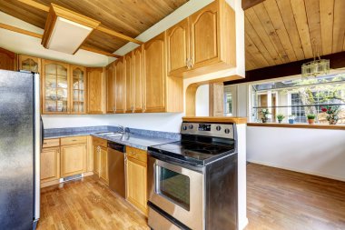 Mutfak ile parke zemin ve granit tezgah üstü 