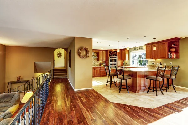 Dapur mewah dengan lantai genteng dan lemari bernoda — Stok Foto