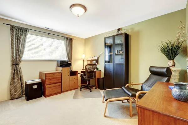 Simplista oficina en casa interior blanco con suelo de alfombra —  Fotos de Stock
