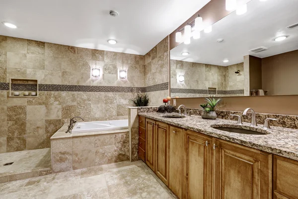 Interior de baño de lujo con suelo de baldosa . — Foto de Stock