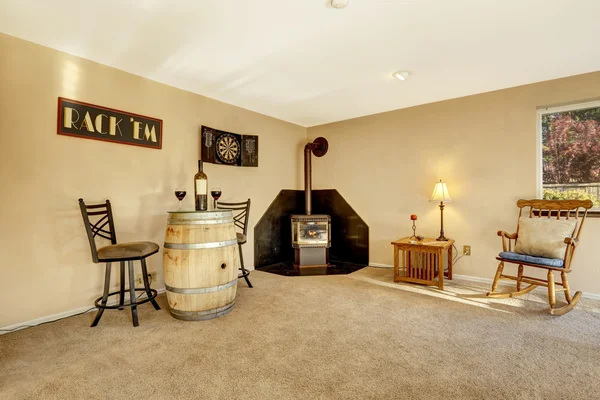 Простора зона відпочинку у вітальні з каміном, килимовою підлогою та бежевими стінами — стокове фото