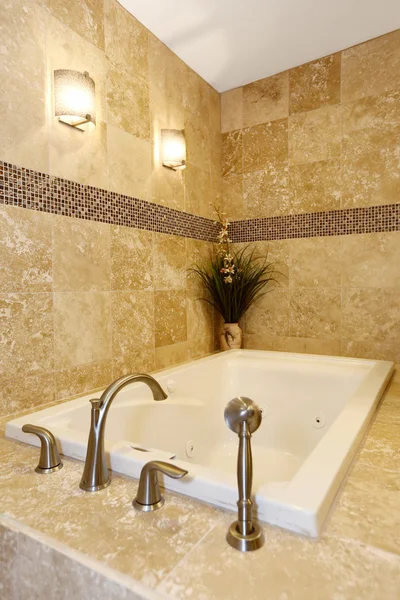 Moderno cuarto de baño interior con bañera de azulejos y suelo . — Foto de Stock