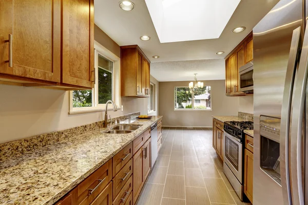 Salle de cuisine moderne avec armoires marron mat, sommets en granit brillant — Photo