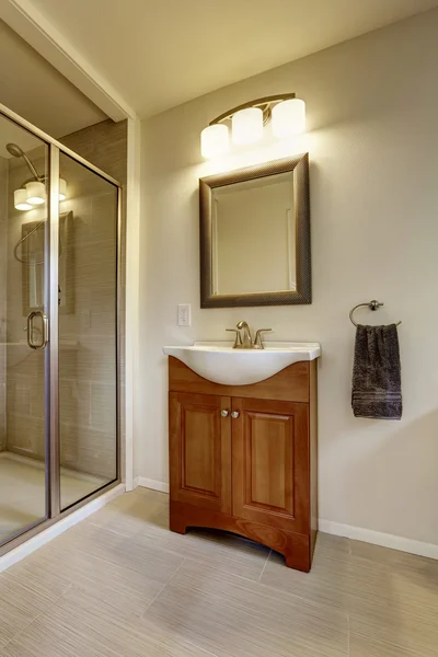 Lindo cinza novo interior do banheiro moderno com pia — Fotografia de Stock