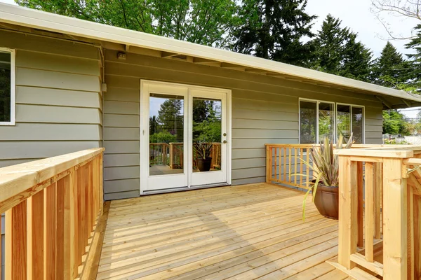 Casa de campo com deck de madeira walkout — Fotografia de Stock
