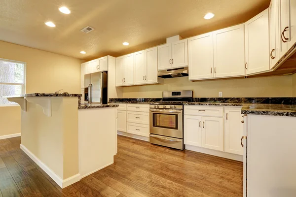 Keuken kamer met witte toestellen, keukeneiland — Stockfoto