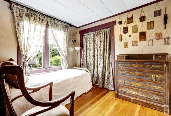 Pequeño dormitorio con piso de madera y muebles afilados viejos —  Fotos de Stock