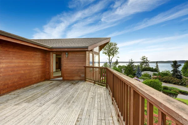 Amerikaans huis met houten staking dek met uitzicht op de achtertuin — Stockfoto