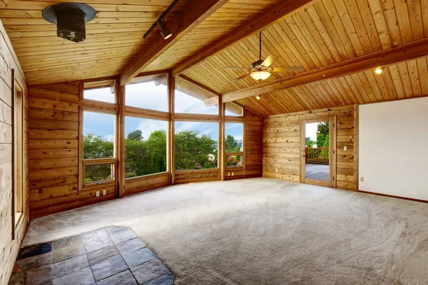 Sala de estar vacía con suelo de alfombra en casa de madera — Foto de Stock