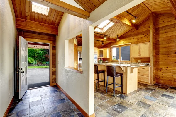 Hallway with opened door. View to backyard. Opened plan kitchen. — Stock Photo, Image