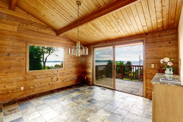 Habitación vacía con suelo de baldosa y adorno de madera . — Foto de Stock