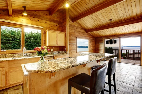 Keuken met graniet tegenbovenkant — Stockfoto