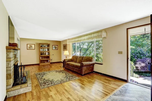 Antigua casa americana gran salón interior con piso de madera — Foto de Stock