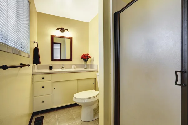 Interior do banheiro bege com piso em azulejo — Fotografia de Stock