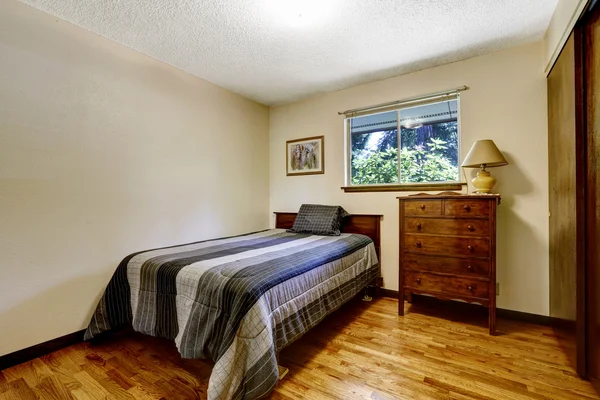 Simple american bedroom with hardwood floor — Stock Photo, Image