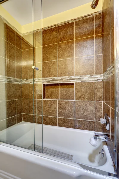 Brown stone tile shower with close up — Stockfoto