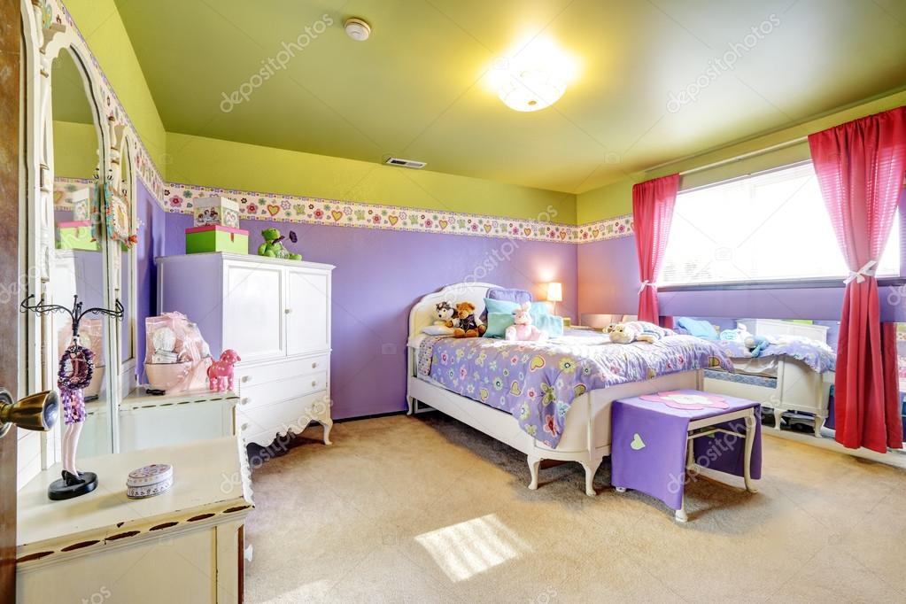Ragazze bambini viola e verde camera da letto con specchio ...