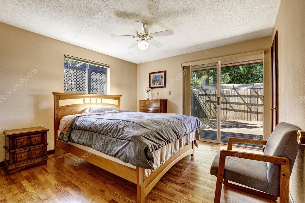 Semplice americana camera da letto con pavimento in parquet e mobili ... Camere da letto americane