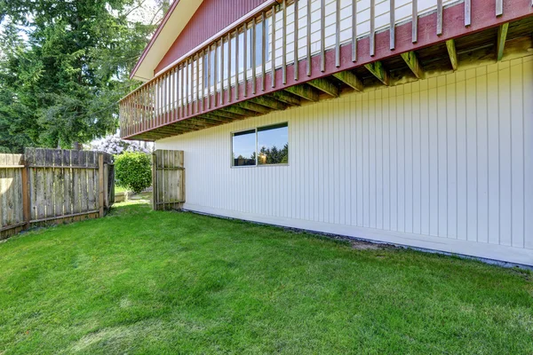 Spacious backyard area with wooden fence — Stock Photo, Image