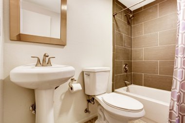 Kiremit duvar duş, tuvalet ve lavabo standı ile modern mutfak odası.