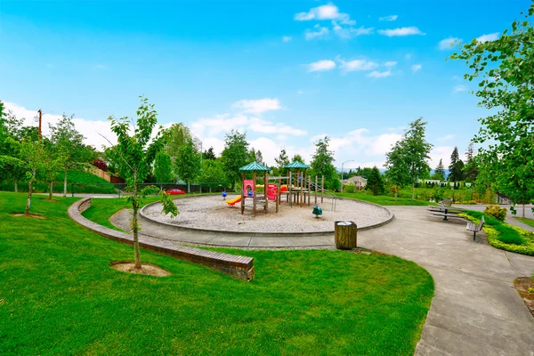 Colorido parque infantil para actividades de ocio y recreación . — Foto de Stock