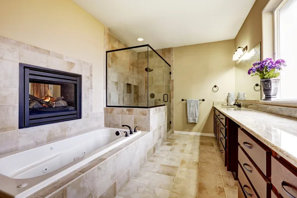 Baño principal en casa moderna con chimenea y suelo de baldosa — Foto de Stock