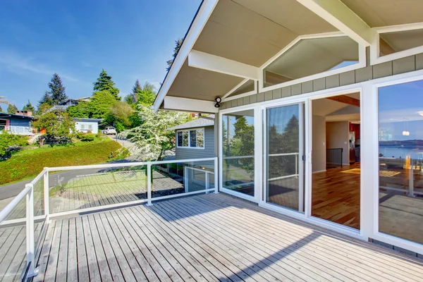 Balkong hus exteriör med glas räcken och fin utsikt. — Stockfoto
