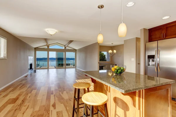 Interior de la cocina con barra, nevera de acero inoxidable, piso de madera en casa de lujo . —  Fotos de Stock