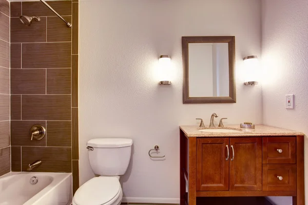 Современный интерьер кухни с кафельной стеной душ, туалет и шкаф . — стоковое фото